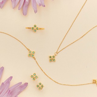 Collar flor en oro amarillo de 9k, esmeraldas y diamantes de 0,01 ct.