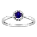 Anillo de oro blanco 9K con zafiro central y circonitas