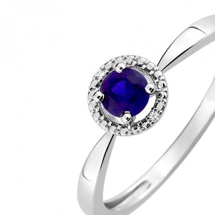 Anillo de oro blanco 9K con zafiro central y circonitas