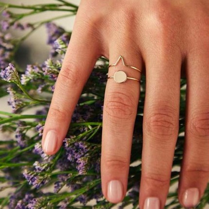 Anillo de oro amarillo 9 KT en forma de V
