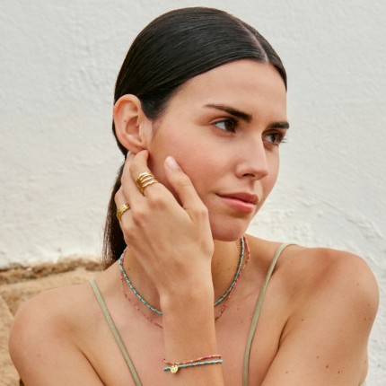 Pulsera de acero dorado con turquesa sintética y cuentas de cristal