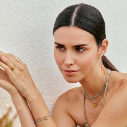 Collar de acero dorado, turquesa sintética y cuentas de cristal
