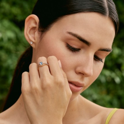 Anillo bañado en oro con circonita azul diseño 4 tiras