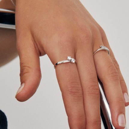 Anel em ouro branco 9 kt com 2 zircónias