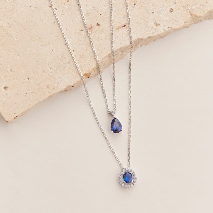 Colar em prata 925 banhada a ródio com círculo zircónias brancas e azul central