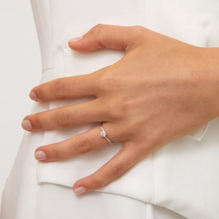Anillo de oro blanco 9K con circonita