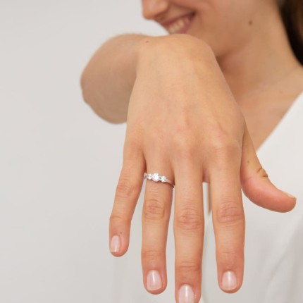 Anillo de oro blanco 9 Kt con 3 circonitas
