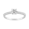 Anillo solitario de oro blanco 18K circonitas laterales y central