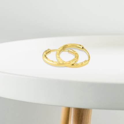 Brincos argola em ouro amarelo 18K com tubo de 6 mm lapidado