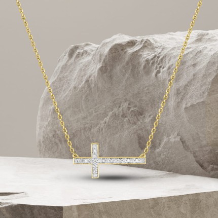 Collar de oro amarillo de 18K cruz horizontal y diamantes