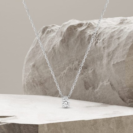 Colar em ouro branco 18K com pendente de diamante de 0.15 ct