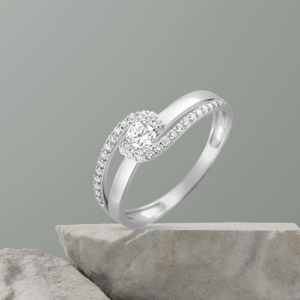 Anillo de oro blanco 9K con circonita 0.06