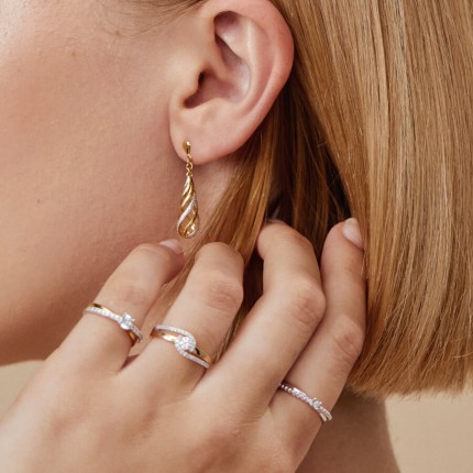 Brincos Suspensos em Ouro Amarelo 9K e Diamantes 0,006 CT