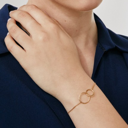 Pulseira banhada a ouro com dois anéis entrelaçados