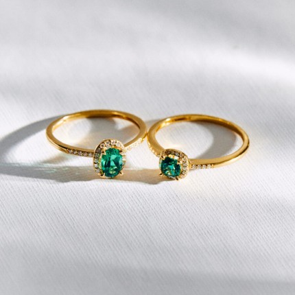 Anillo de oro amarillo 9K, esmeralda creada con rodete y diamantes creados F-VS 0,08 ct