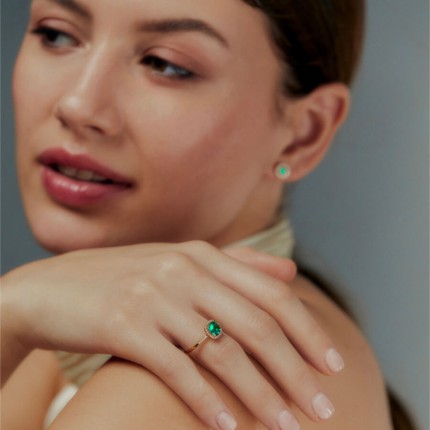 Anel em ouro amarelo 9K, esmeralda criada com cercadura e diamantes criados F-VS 0,12 ct