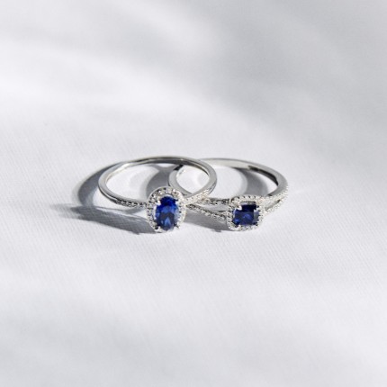 Anillo de oro blanco de 9K con zafiro cojín y diamantes creados de 0,20 ct