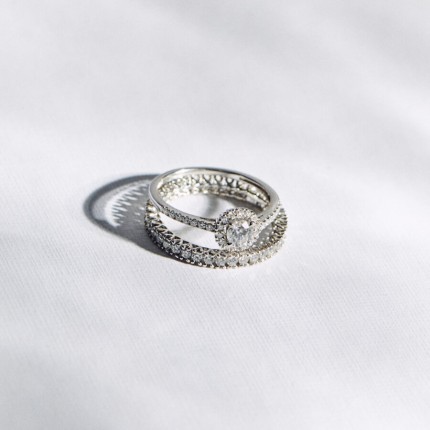 Aliança de casamento de volta completa em ouro branco de 9K e diamantes criados de 0,70 ct
