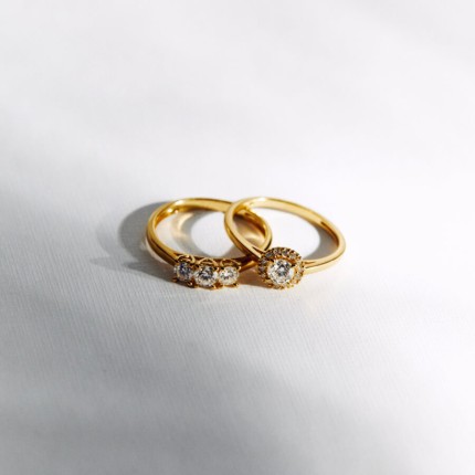 Anel de ouro amarelo de 9K com três diamantes criados de 0,50 ct