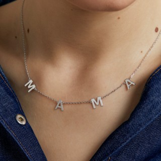 Collar «Mamá», letras separadas, en plata.