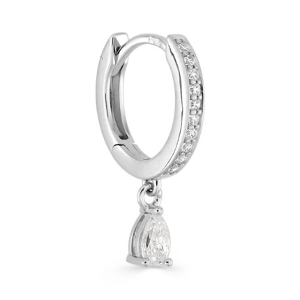 Brinco de argola em prata,  oval e com zircónias