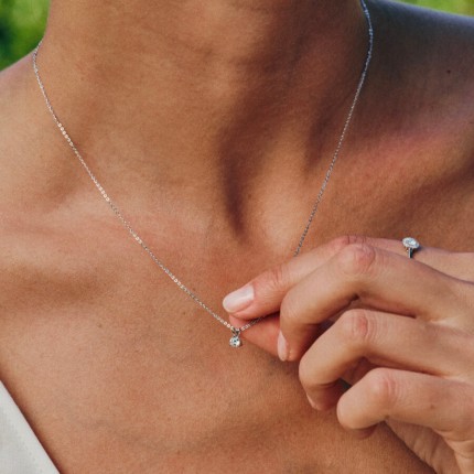 Colar em ouro branco 9K com diamante sintético 0,20 ct F-VS