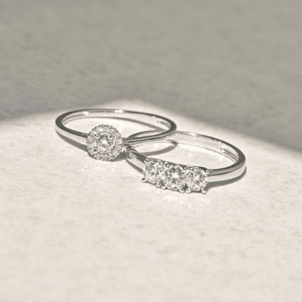 Anel em ouro branco 9K, três diamantes sintéticos 0,50 ct