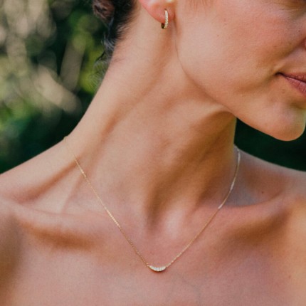 Colar em ouro amarelo 9K com pendente em meia-lua 7 diamantes sintéticos 0,17 ct F-VS