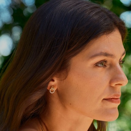 Pendientes bañados en oro y circonita con aros entrelazados