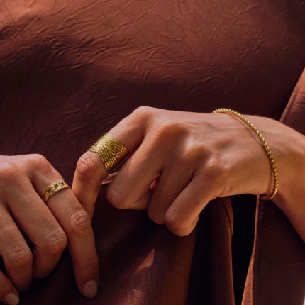 Anillo de eslabones de acero dorado