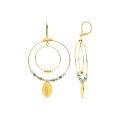 Pendientes de aro de acero dorado con cuentas de cristal turquesas y charm pluma