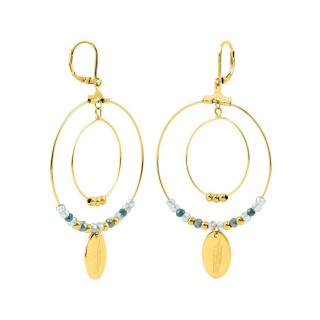 Brincos de argola em aço dourado com esferas de vidro turquesa e pingente de pena