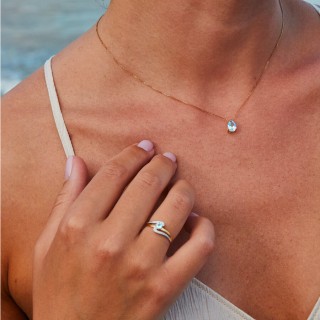 Anillo de oro bicolor de 9K con topacio azul claro