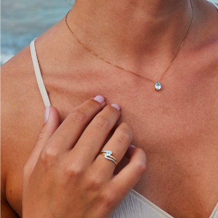 Anillo de oro bicolor de 9K con topacio azul claro