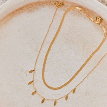 Colar em aço dourado com 7 folhas de 38+5 cm
