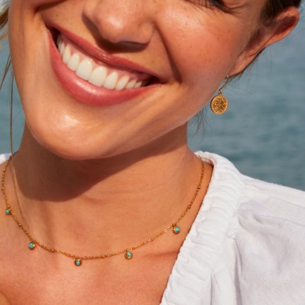 Colar em aço dourado adornado com 5 turquesas criadas
