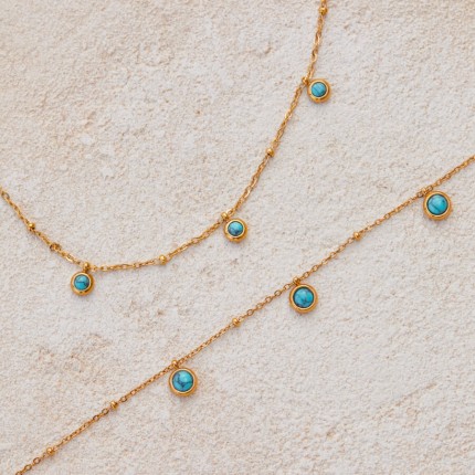 Colar em aço dourado adornado com 5 turquesas criadas