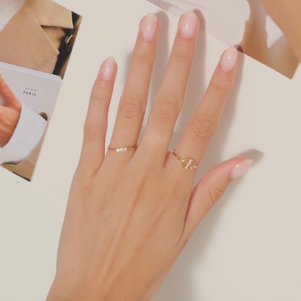 Anel de ouro amarelo 18k com zircónias engastados em garra