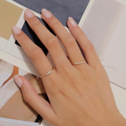 Anel em ouro amarelo 18K adornado com uma zircónia central acompanhado