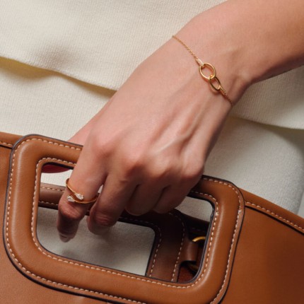 Pulsera bañada en oro con circonitas y anillos entrelazados