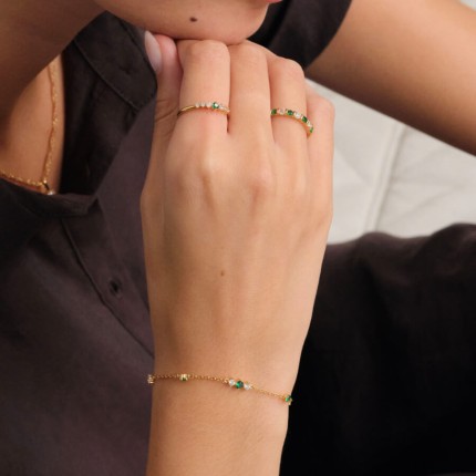 Pulsera bañada en oro adornada con circonitas verdes y blancos
