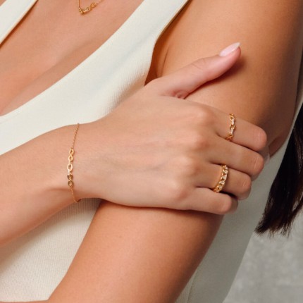 Pulsera bañada en oro con circonitas y motivos de infinito