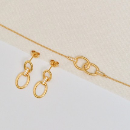 Pendientes colgantes bañados en oro con dos óvalos y circonitas cúbicas
