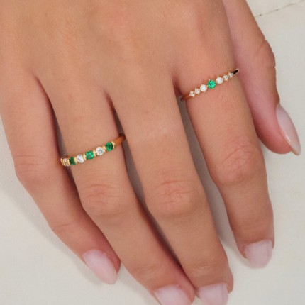 Anel banhado a ouro com zircónia verde acompanhado de zircónias brancas