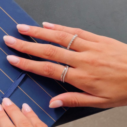 Anillo doble en plata, diseño ondulado con circonitas
