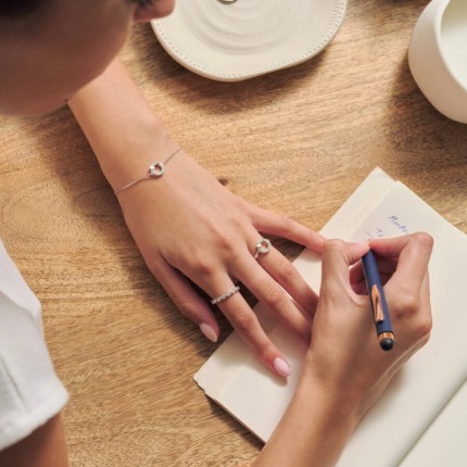 Anillo de plata con motivo circular y circonitas