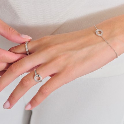 Anillo de plata con motivo circular y circonitas