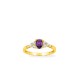 Anel solitario acompanhado plaqueado a ouro com zircónias brancas e violeta de 6 x 4 mm
