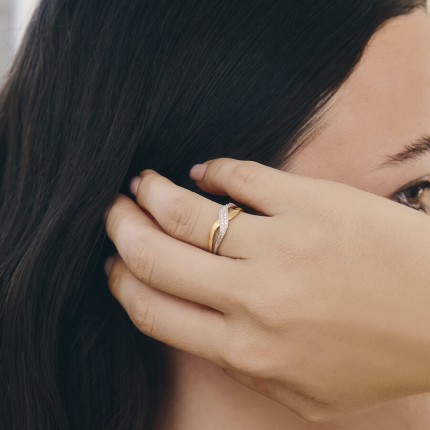 Anillo cruzado de oro bicolor de 9K con diamante 0,01 ct