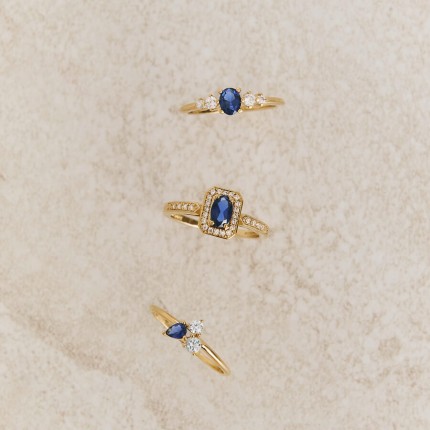 Anillo trilogía bañado en oro con circonitas azul, azul cielo y blanco